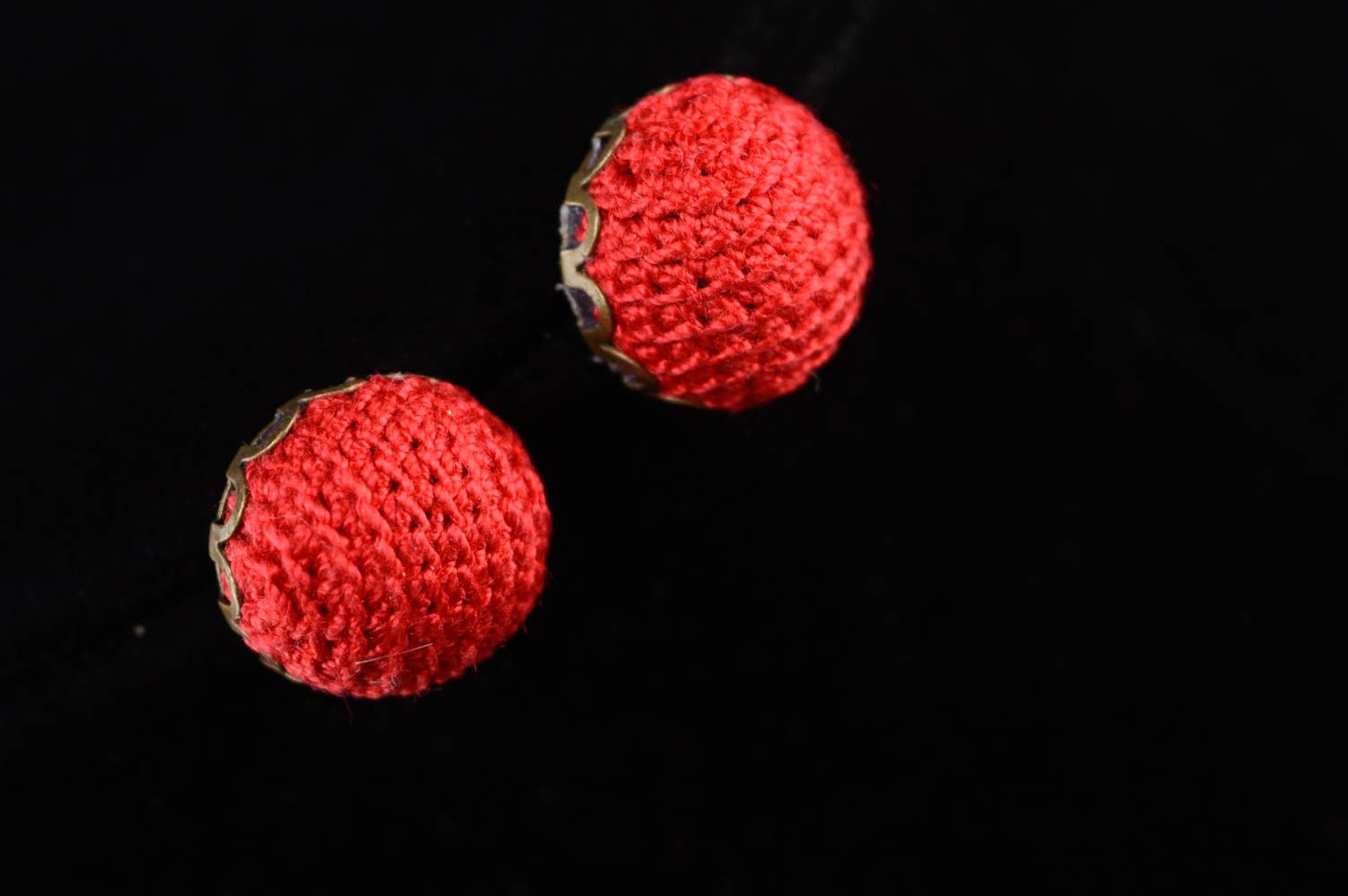 Boucles d'oreilles artisanales puces faites main accessoires tricotés rouges photo 4
