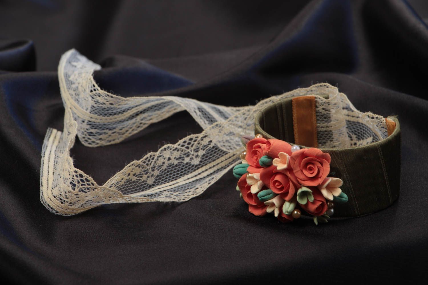 Unusual beautiful handmade wrist bracelet with plastic flowers and lace ribbon photo 2