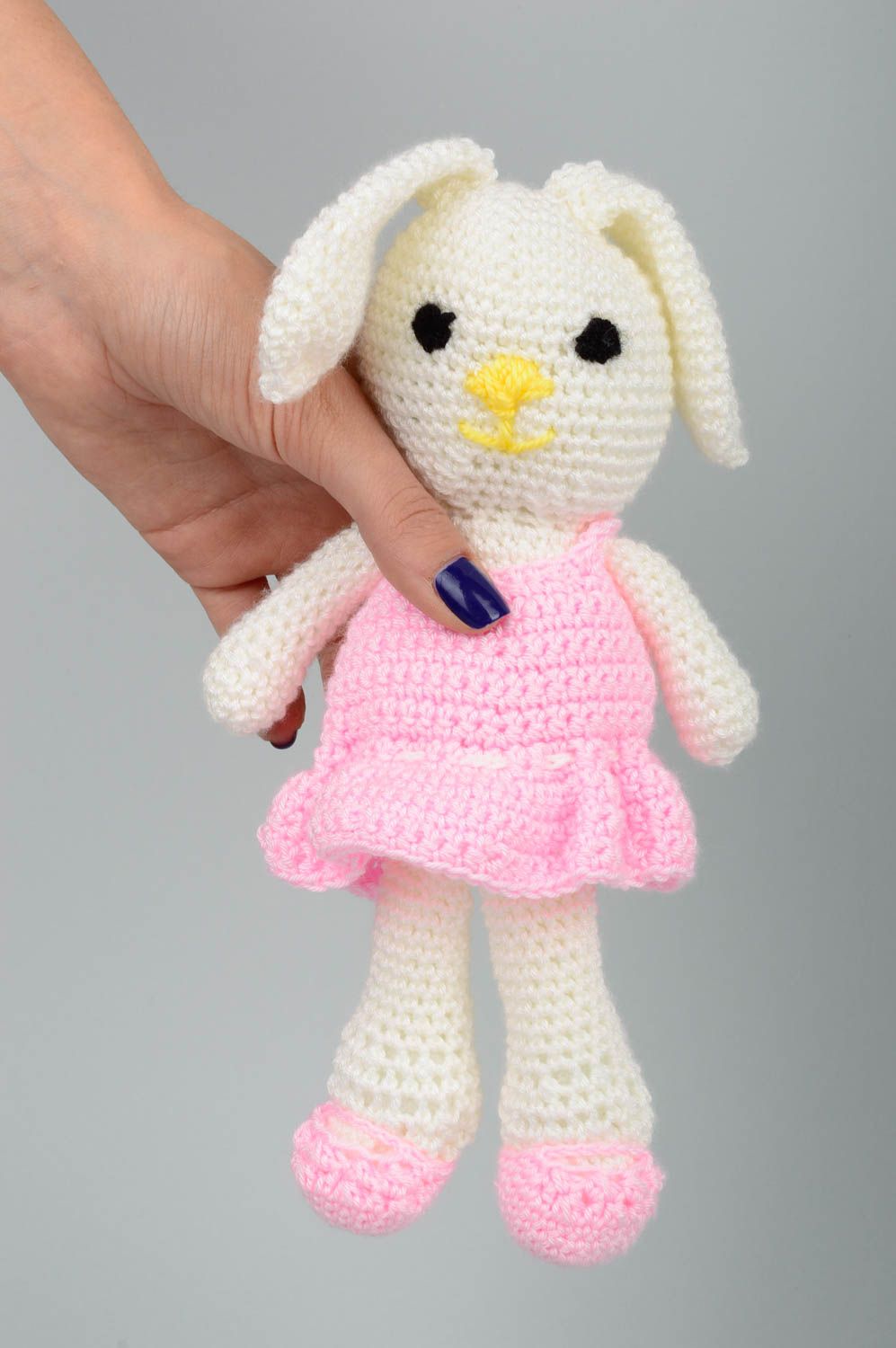 Doudou lapin en robe fait main Jouet tricot au crochet Cadeau enfant original photo 2