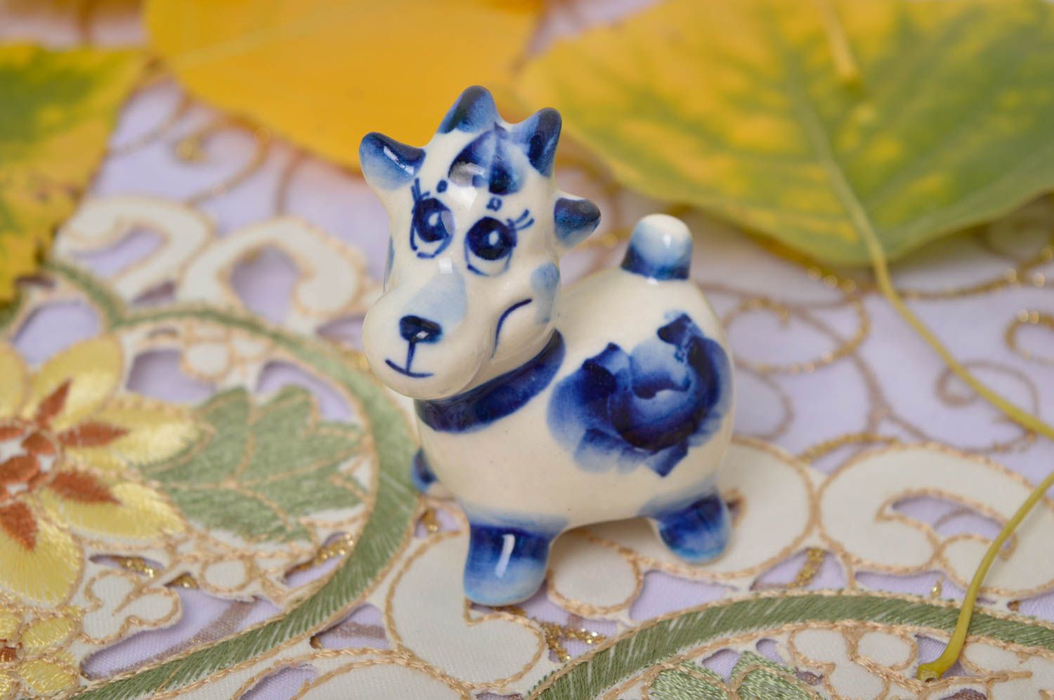 Figurine chèvre faite main Statuette céramique blanc-bleu Décoration maison photo 1