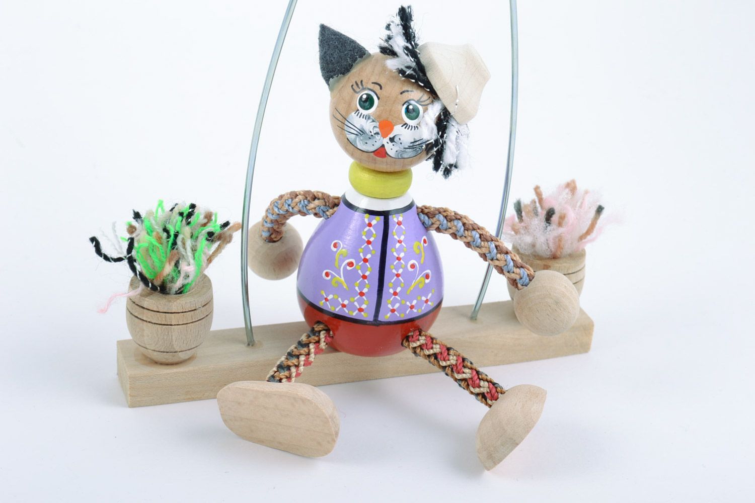 Деревянная игрушка кот на качелях ручной работы с росписью на пружине авторская фото 4