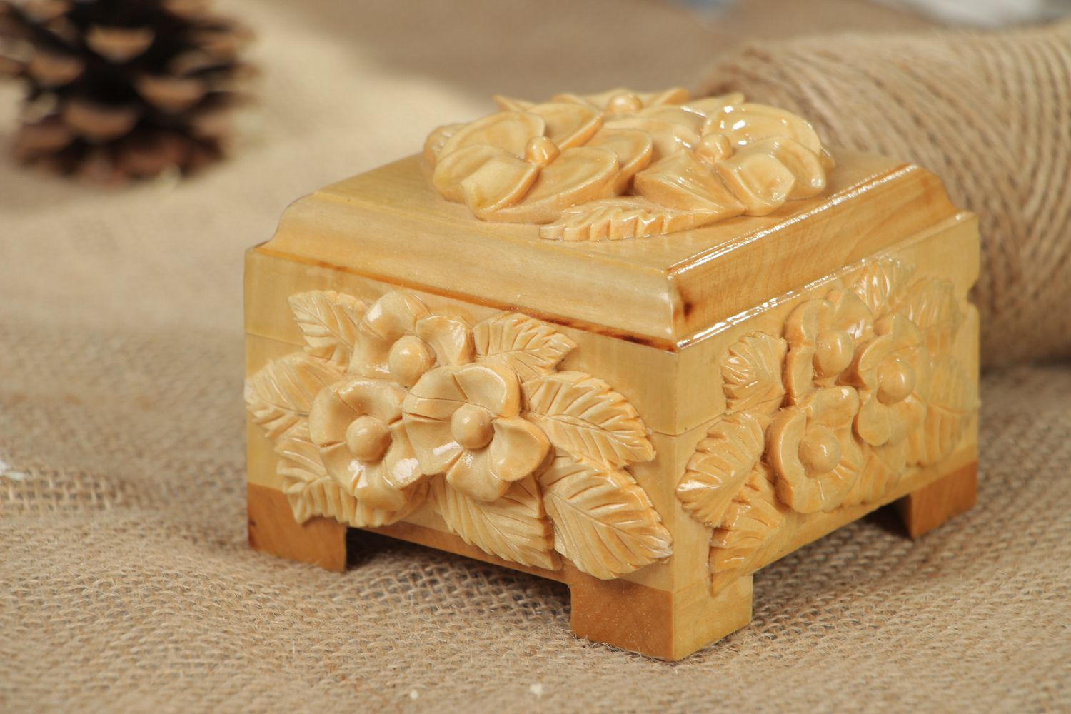 Boîte à bijoux sculptée en bois clair  photo 5