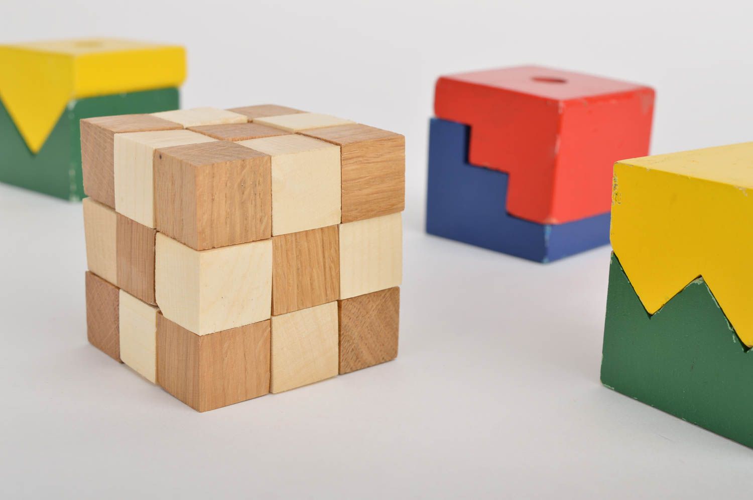 Игрушка ручной работы деревянный кубик игрушка из дерева от 3 лет Змейка фото 1