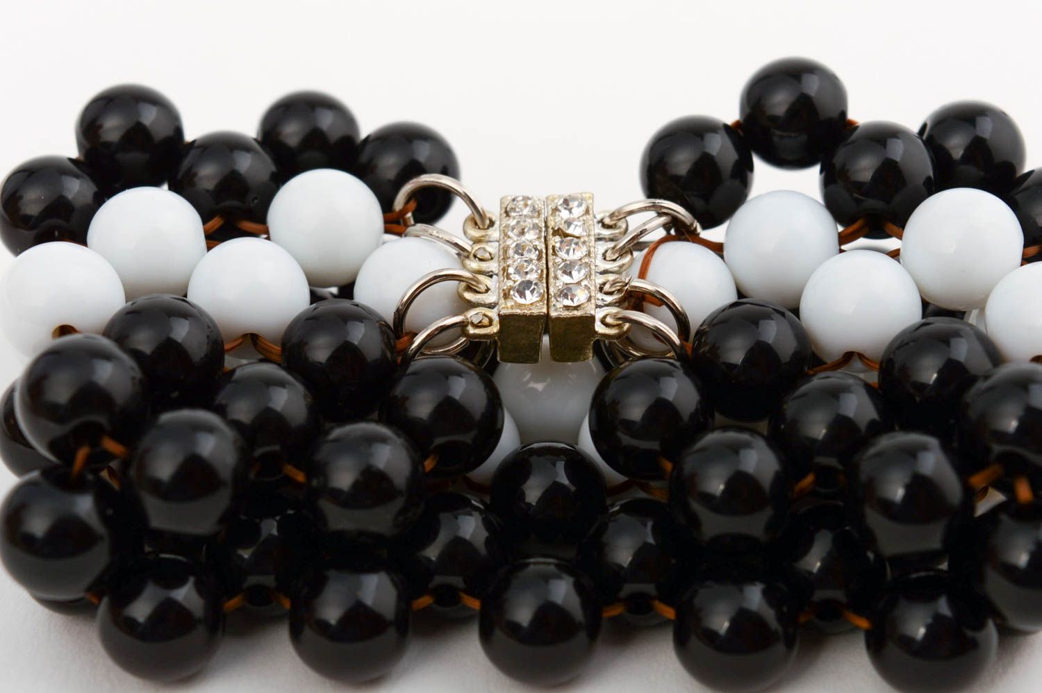 Handgemachtes Armband mit Perlen aus Plastik weiß schwarz auf Magnet für Frauen foto 4