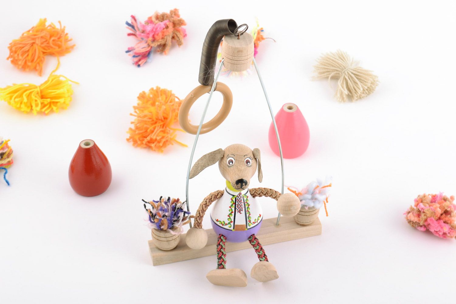 Handmade bemaltes Holzspielzeug Hund mit Feder schön umweltfreundlich für Kinder foto 1