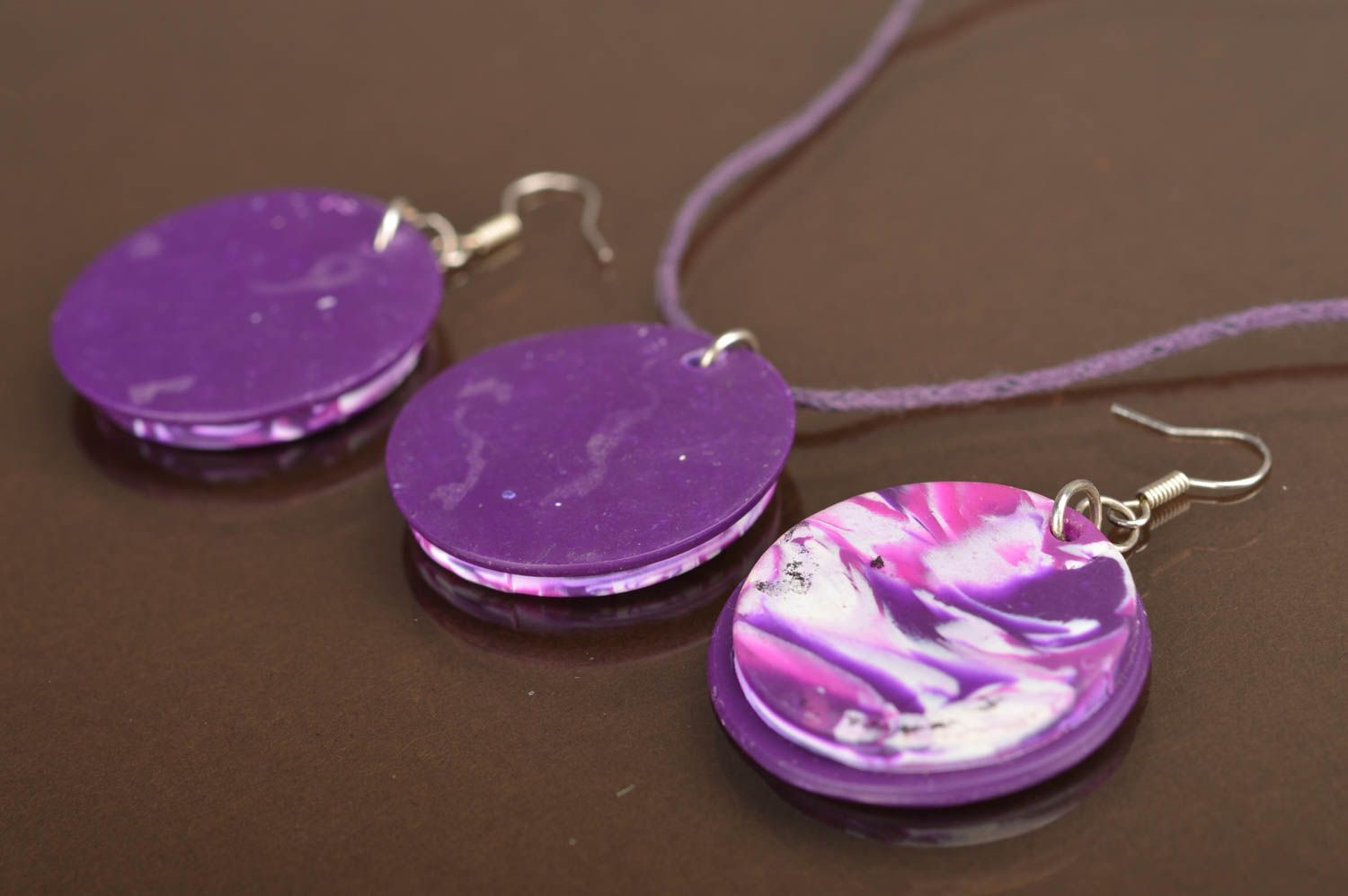 Boucles d'oreilles et pendentif ronds tons violets faits main en pâte polymère photo 4