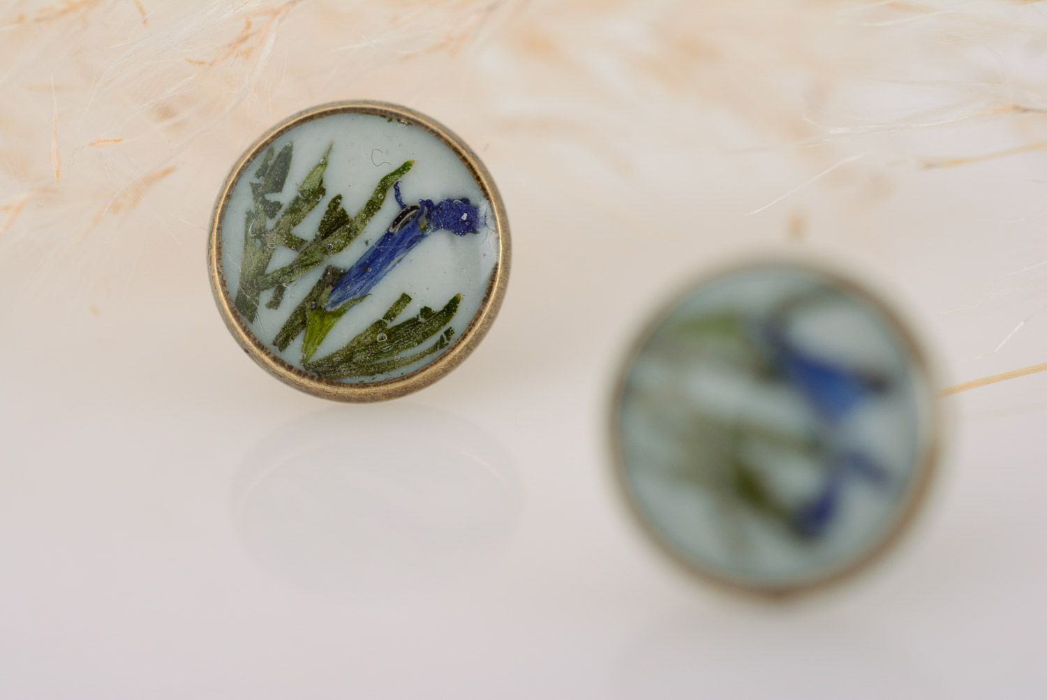 Круглые металлические серьги из эпоксидной смолы с сухоцветами ручной работы фото 3
