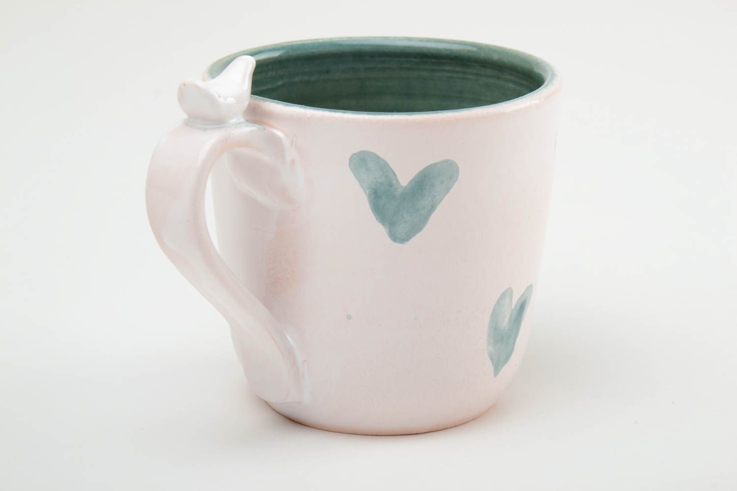 Originelle weiß grüne Tasse aus Ton mit Bemalung glasiert handmade mit Vogel auf dem Griff 350 ml
 foto 4