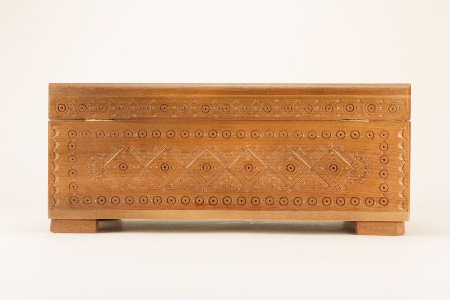 Caixinha rectangular de madeira artesanal com entalhe artístico para jóias foto 2