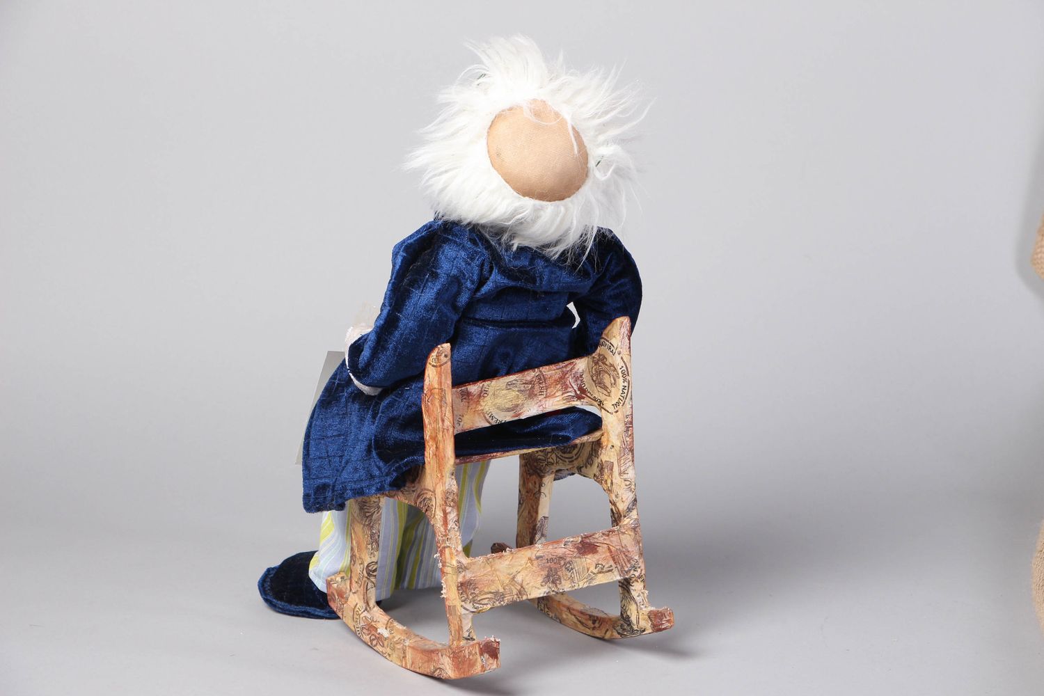 Handgemachte Puppe aus Stoff Opa im Sessel foto 3