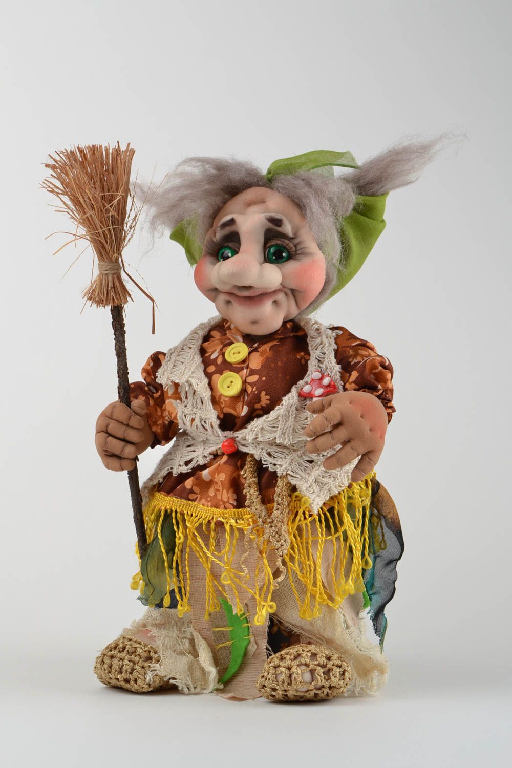 Игрушка кукла из ткани Баба яга с метлой смешная необычная небольшая хэнд мейд фото 1
