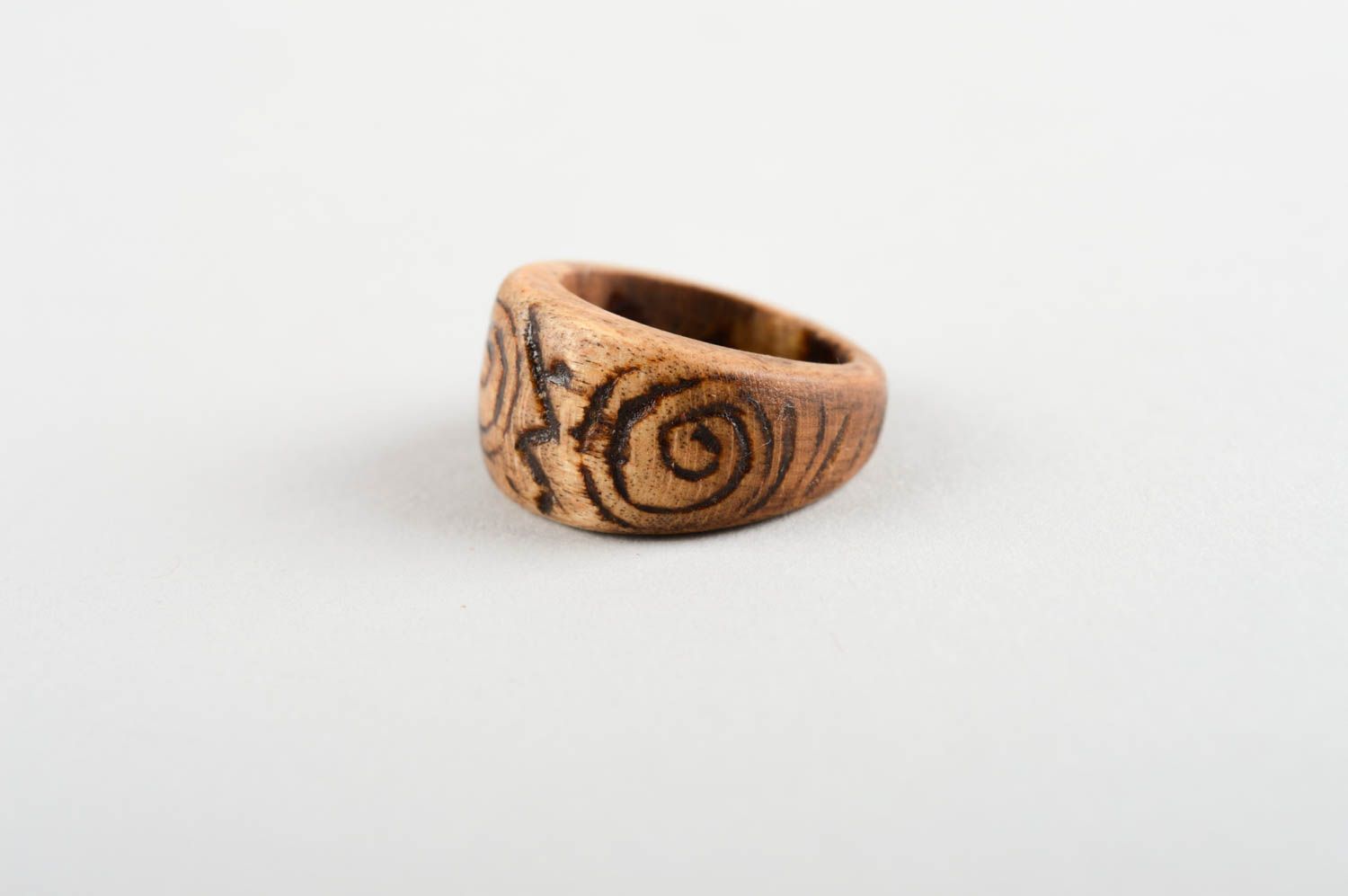 Дизайнерское украшение хенд мейд кольцо из дерева красивое изделие из дерева фото 4