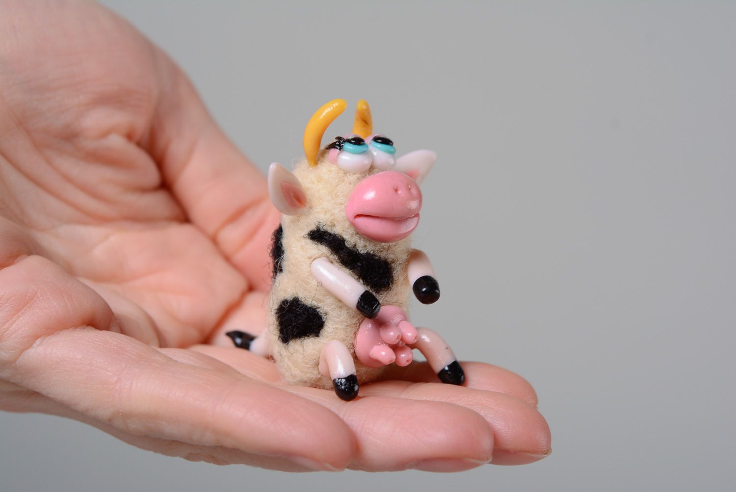 Petit jouet en laine feutrée fait main décoratif original design vache  photo 7