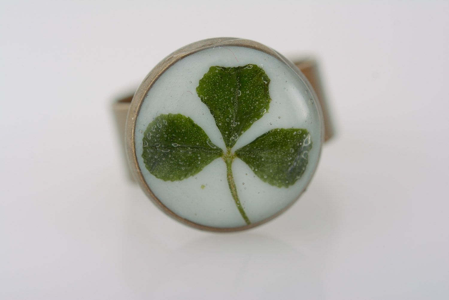 Handmade metal seal ring with clover leaf coated with epoxy resin photo 2