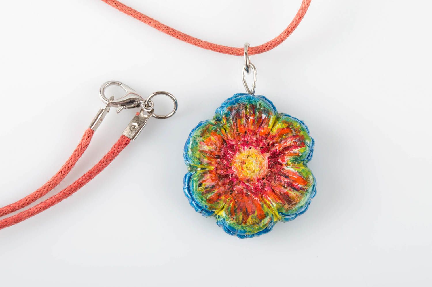 Глиняный кулон расписанный акварельными красками ручной работы в виде цветка фото 4