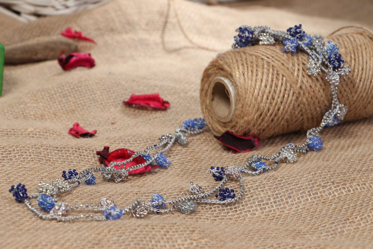 Collier multirang tricoté en fils et perles de rocaille photo 5