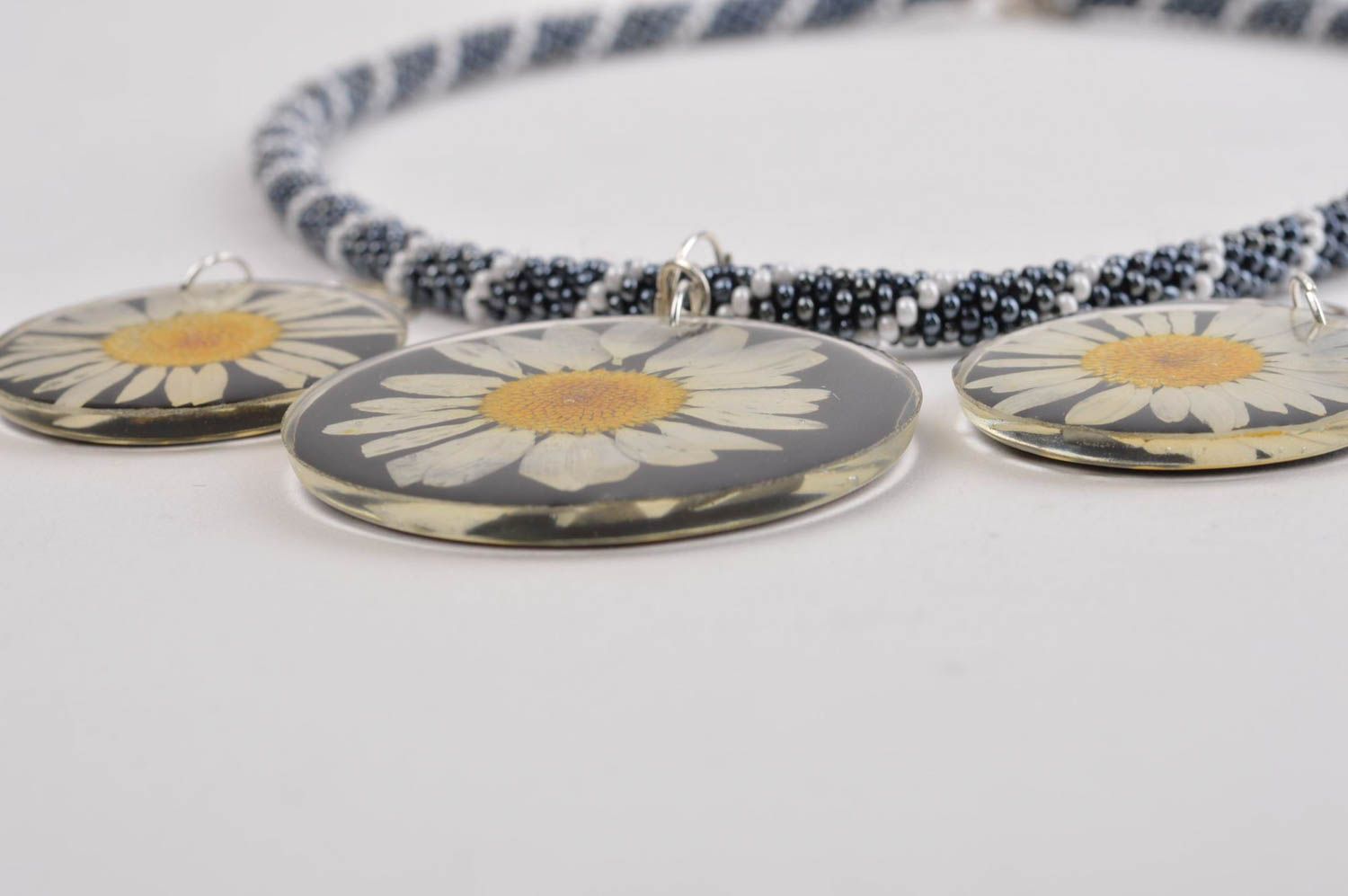 Epoxy resin jewelry handmade botanic pendant botanic earrings with dry flowers photo 3