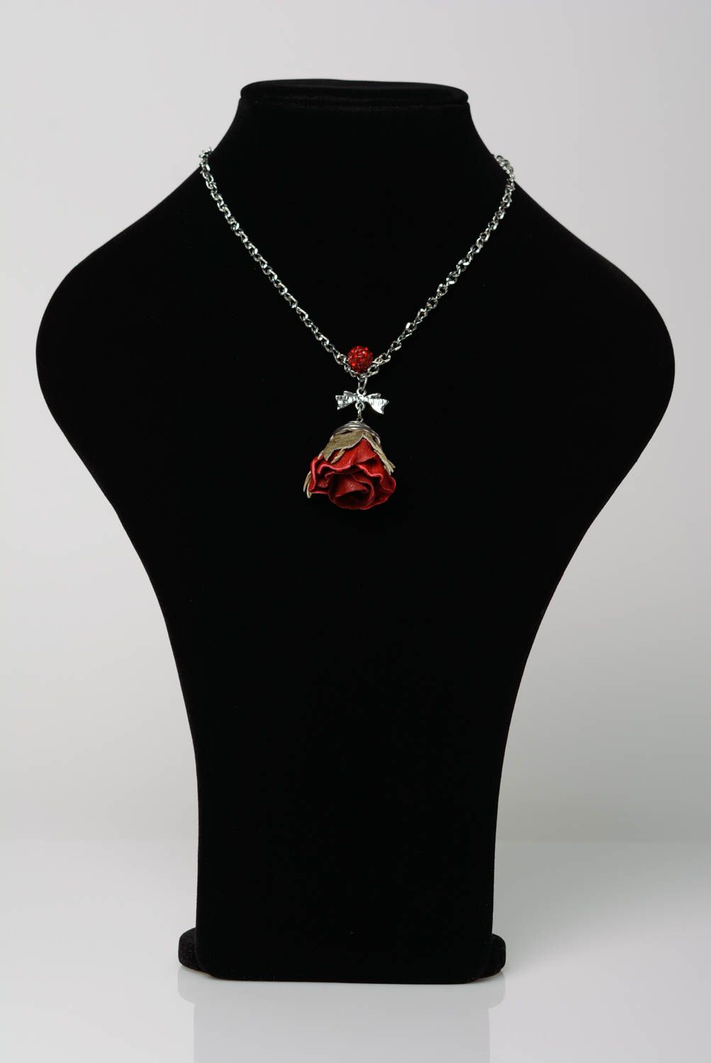 Colgante de cuero para el cuello con forma de rosa roja artesanal en cadenita foto 4