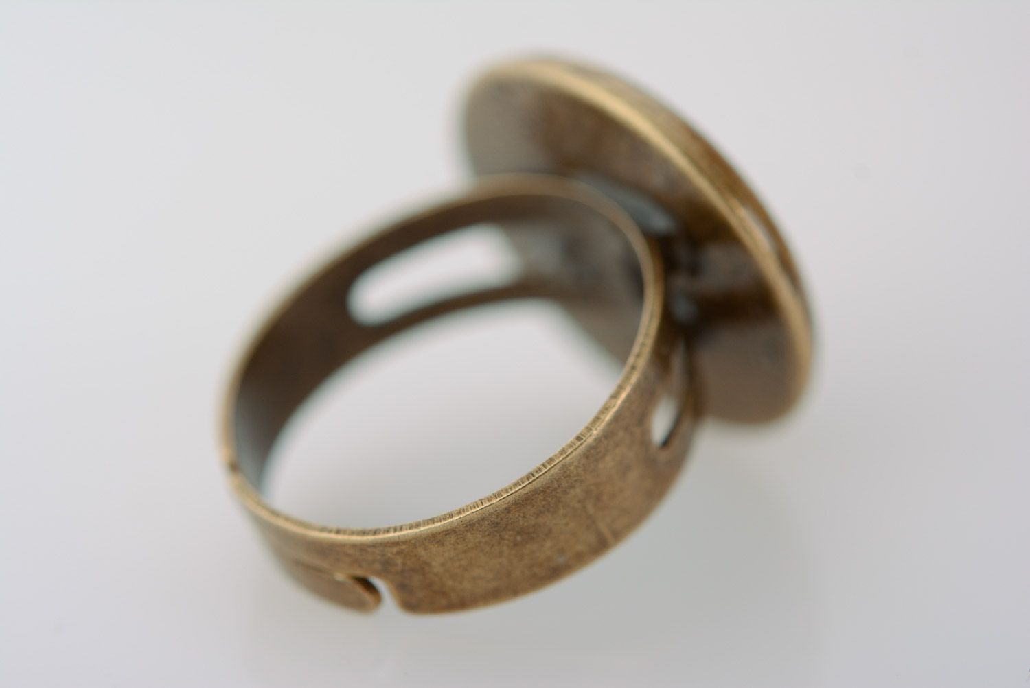Черное кольцо с цветком в эпоксидной смоле ручной работы круглое нарядное фото 5