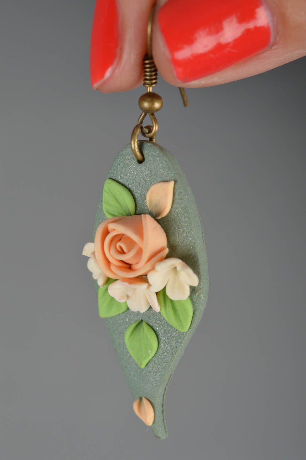 Bunte handgemachte Ohrringe aus Polymerton mit Anhängern in Form von Blumen foto 3