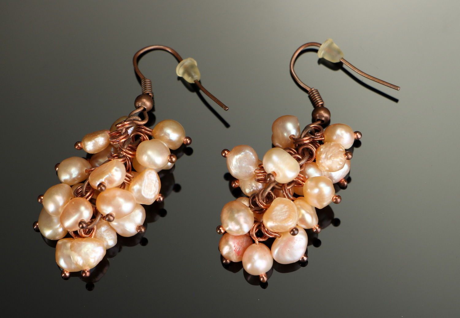 Pendientes de cobre con perlas de río foto 1