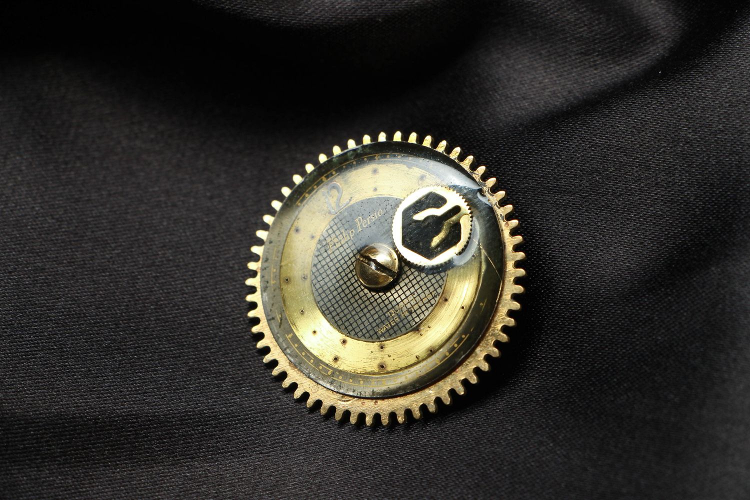Broche métallique de style steampunk avec mécanisme de montre photo 1