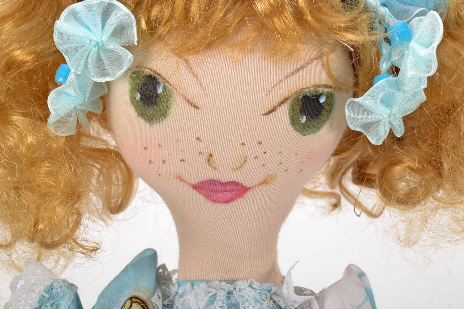 Muñeca de tela decorativa en vestido azul foto 2