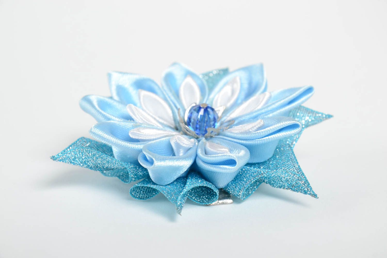 Голубая заколка для волос из атласных лент в виде цветка ручной работы фото 3