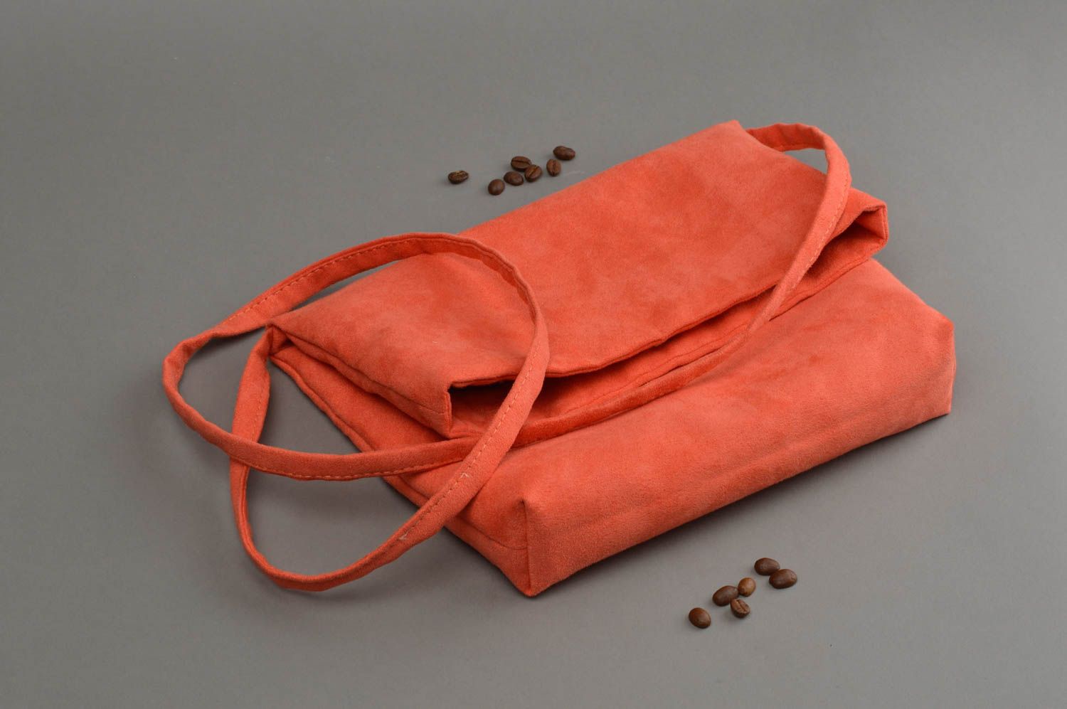 Petit sac pour femme en suède artificiel fait main pliable de couleur corail photo 1