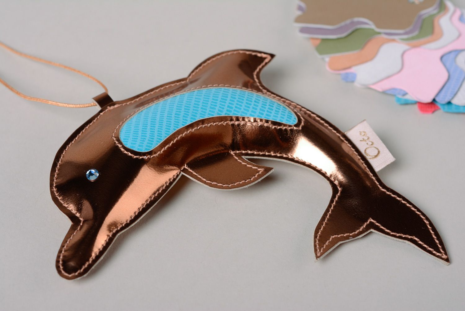 Handgemachter Schlüsselanhänger aus Leder in Form von Delphin foto 5