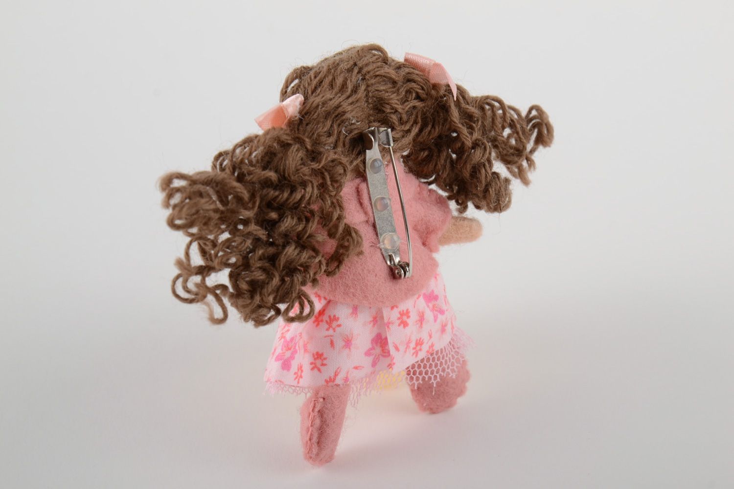 Авторская брошь в виде куклы в розовом  фото 3