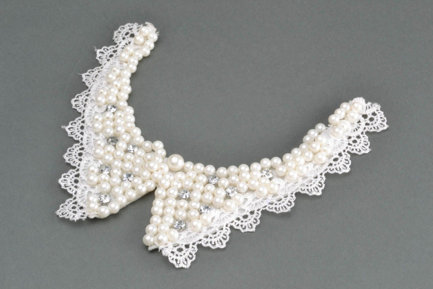White collar with beads photo 3