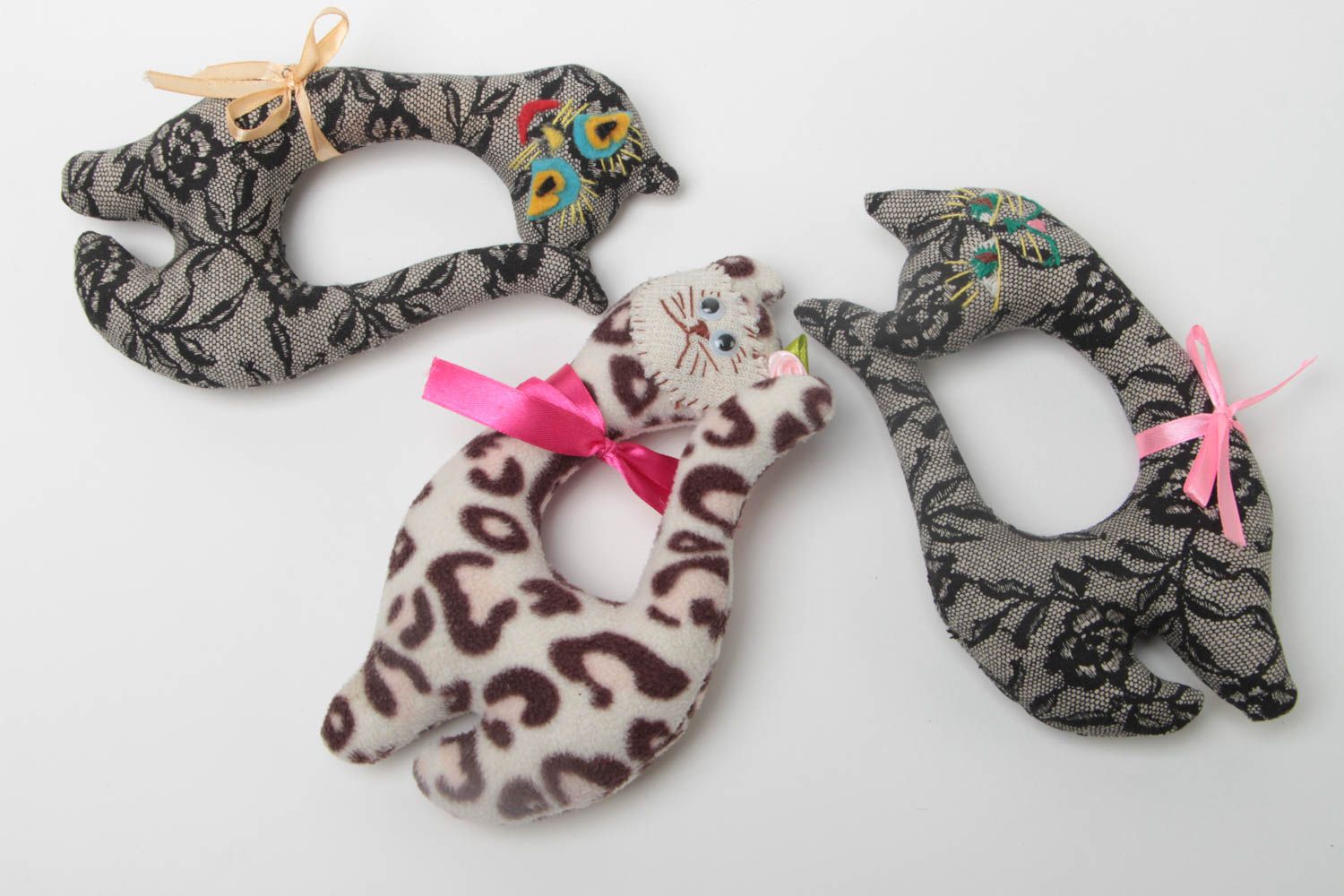 Мягкие игрушки на двери ручной работы в виде котов набор из 3 шт для декора фото 2