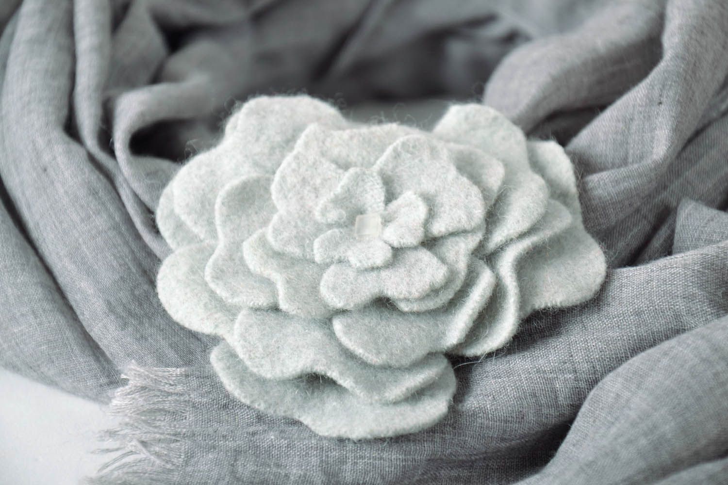 Broche originale en laine fleur grise photo 1