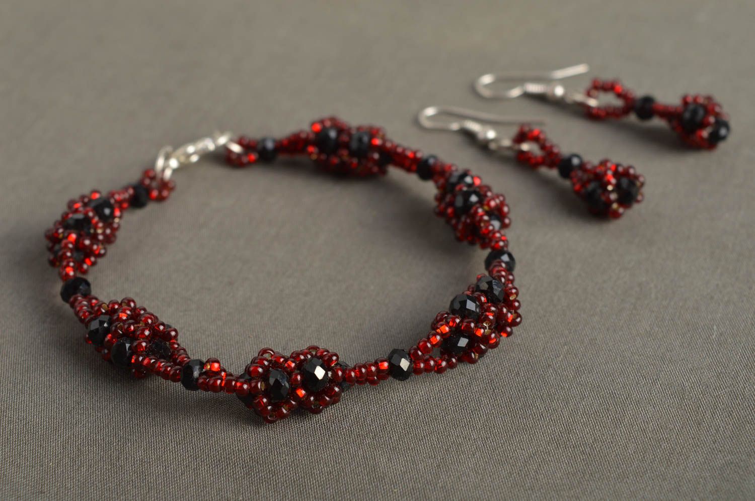 Handmade beaded stylish accessories elegant jewelry set earrings and bracelet photo 1