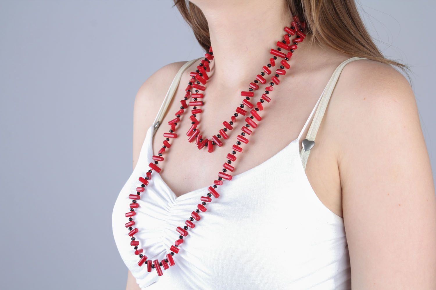 Red necklace made of natural stone photo 4