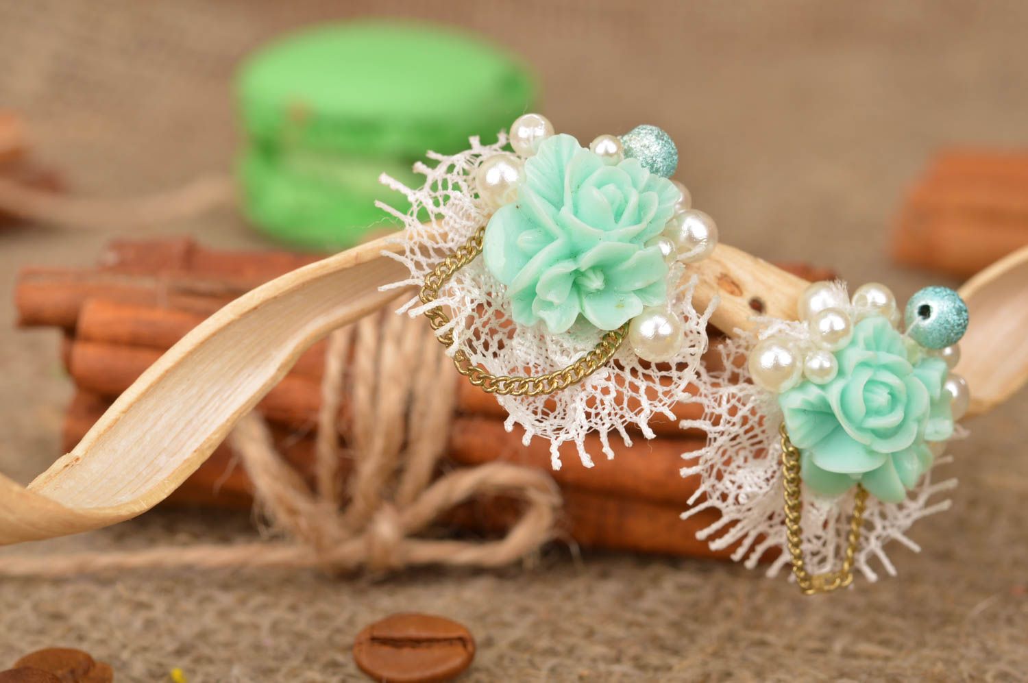 Petites boucles d'oreilles puces bleu blanc faites main avec dentelle et fleurs photo 1