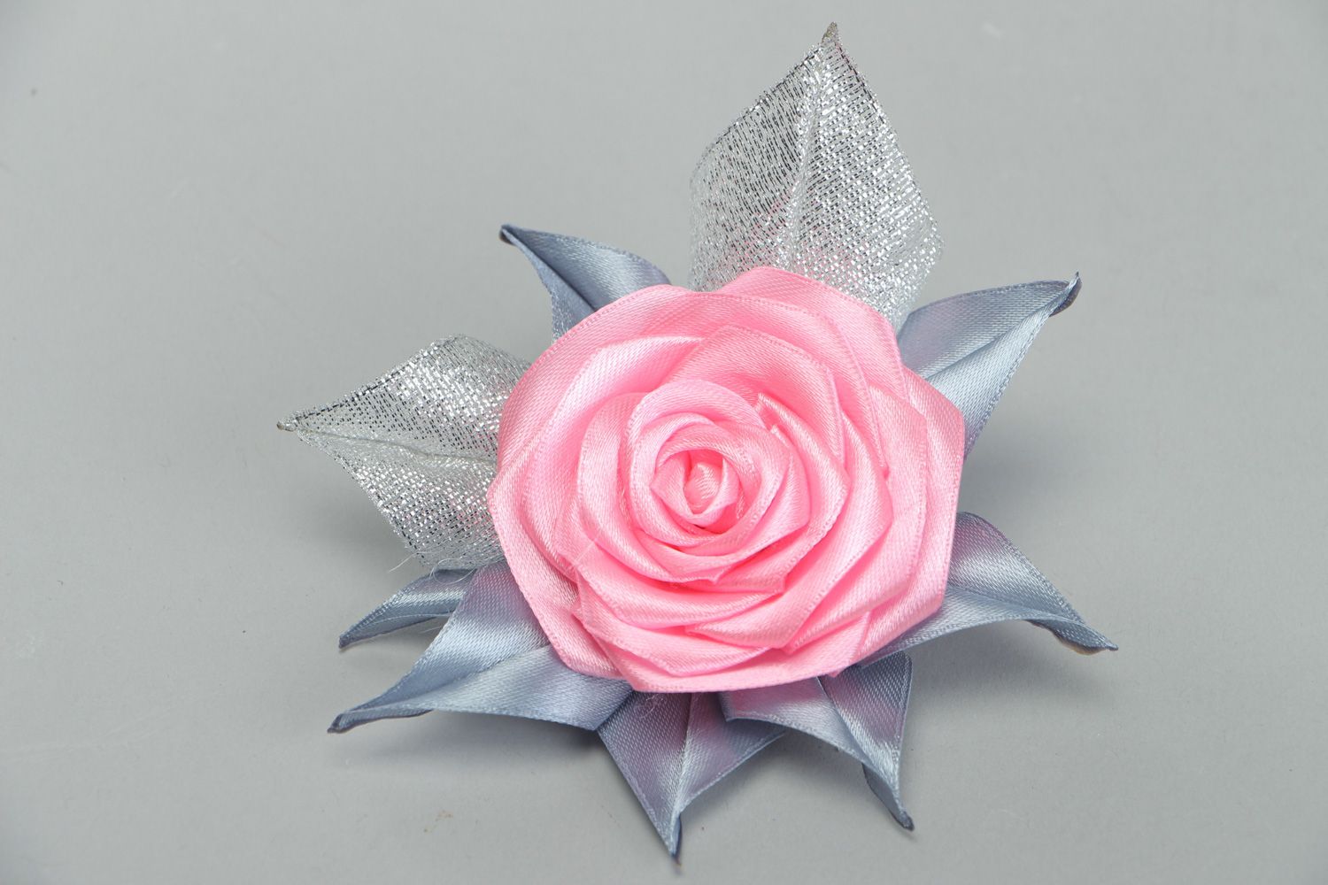 Металлическая заколка для волос с цветком из атласных лент в технике канзаши фото 1