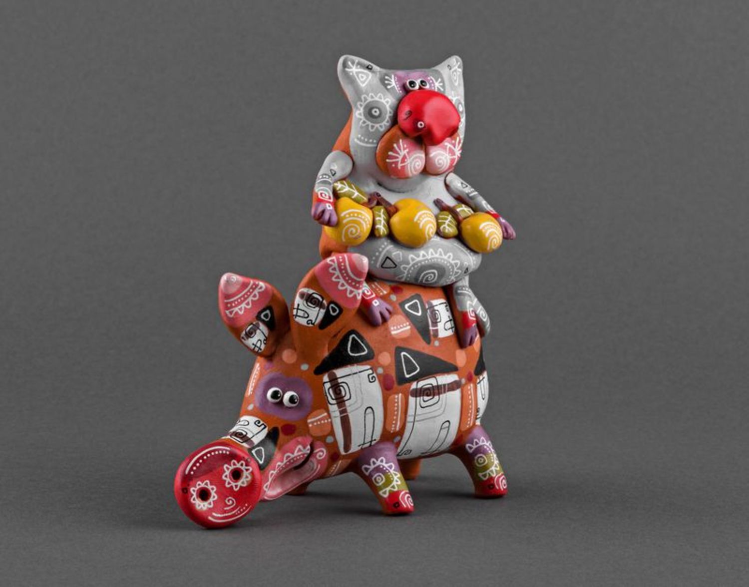 Estatuilla cerámica de interior “Gato con manzanas sobre cerdo” foto 5
