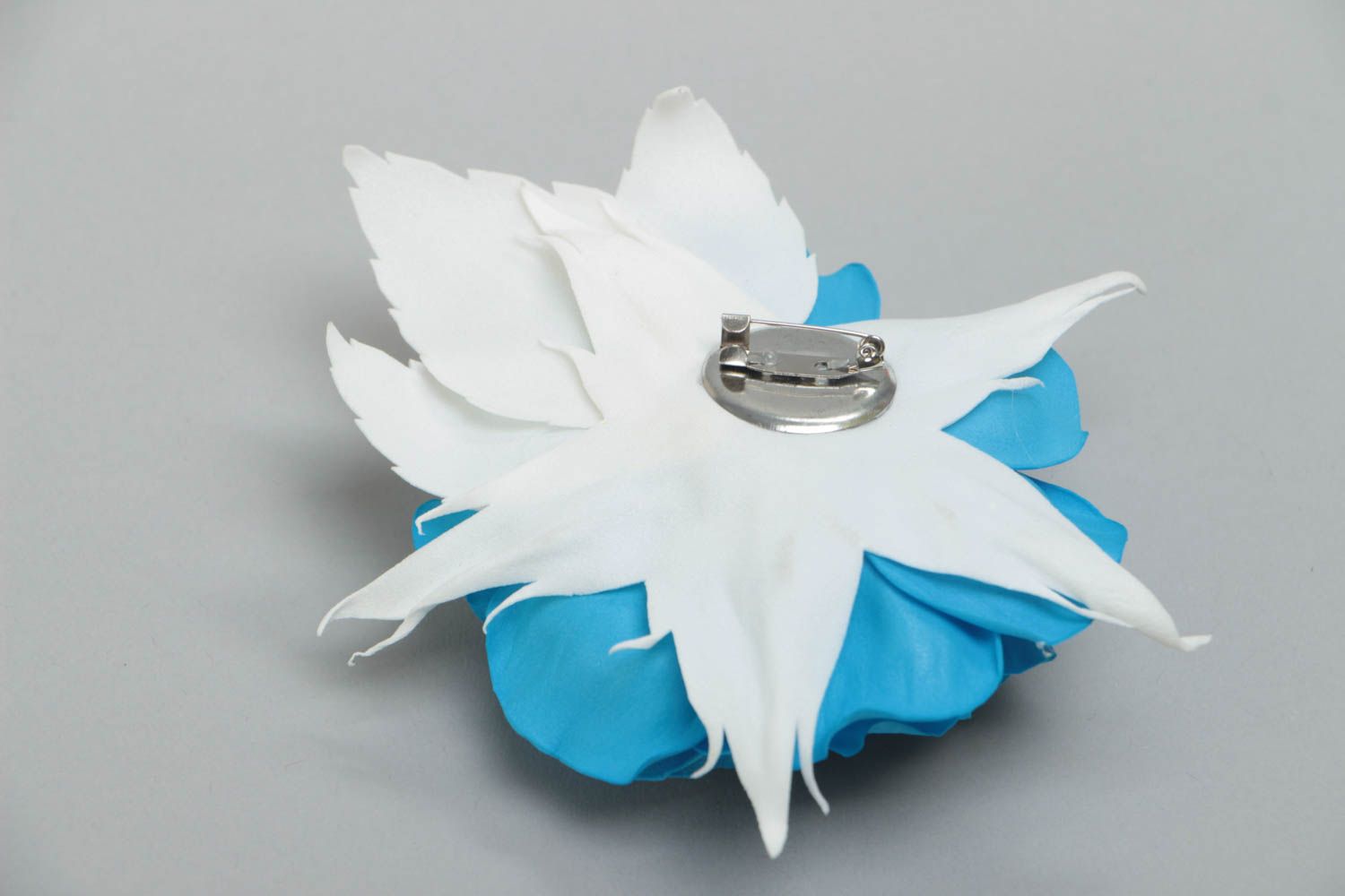 Broche en foamiran en forme de rose bleu blanc faite main grand accessoire photo 4