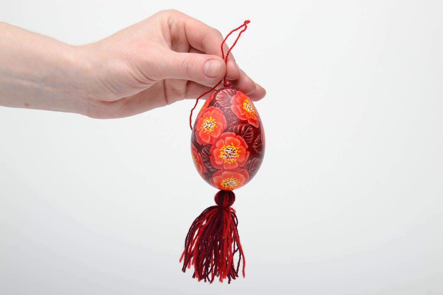 Oeuf décoratif de Pâques original à accrocher rouge avec gland fait main photo 5