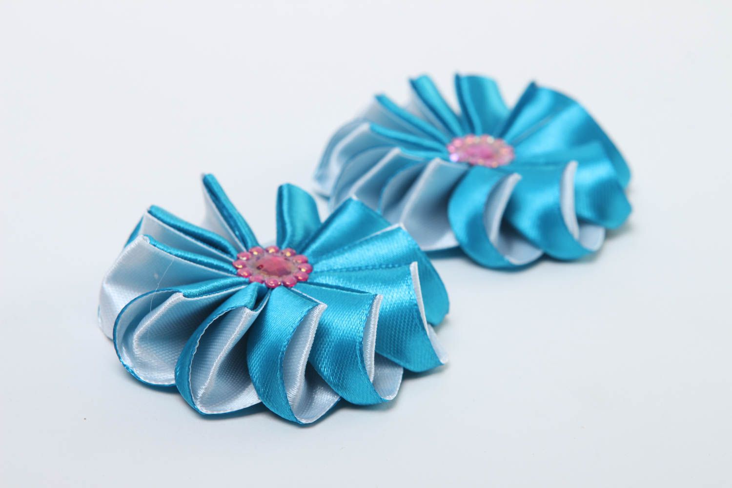 Componentes de bisutería hechos a mano regalo original flores de cintas azules foto 3