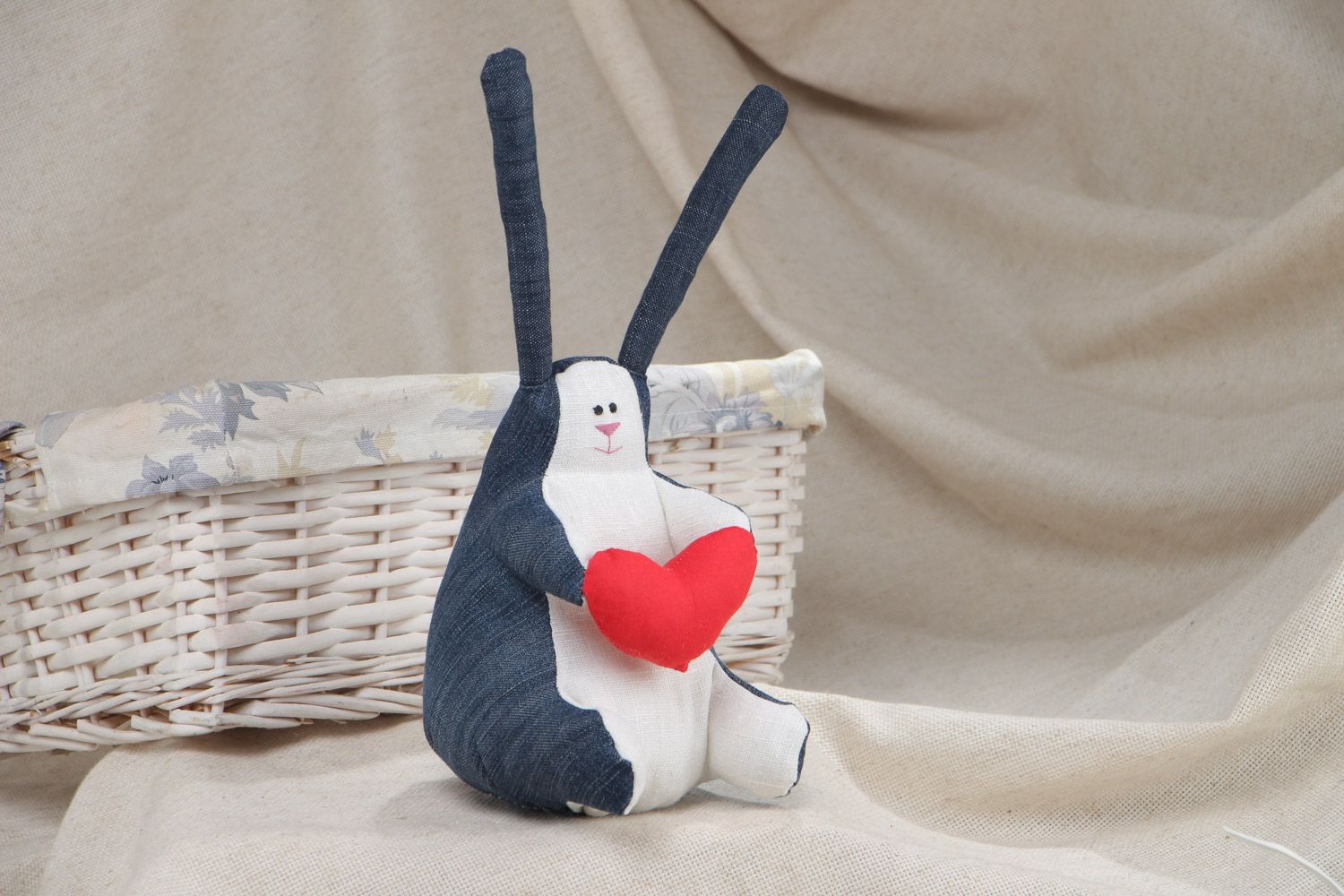 Blaues mit Weiß handgemachtes Stofftier Hase mit Herz aus Flachs und Baumwolle  foto 1