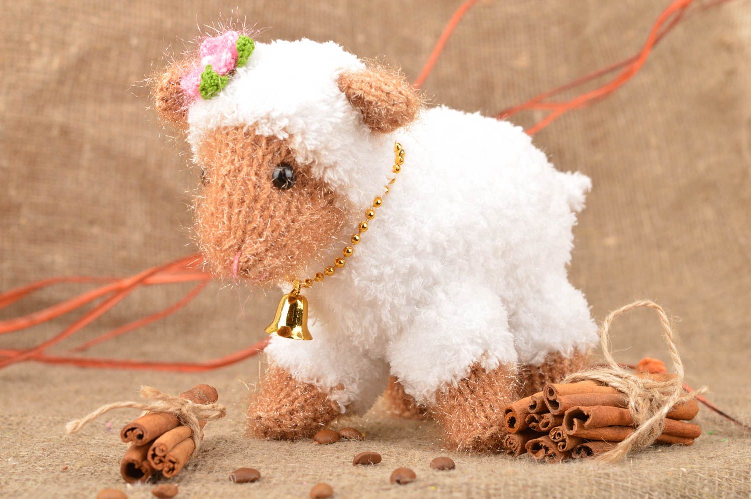 Мягкая вязаная игрушка овечка белая с колокольчиком ручной работы авторская фото 1