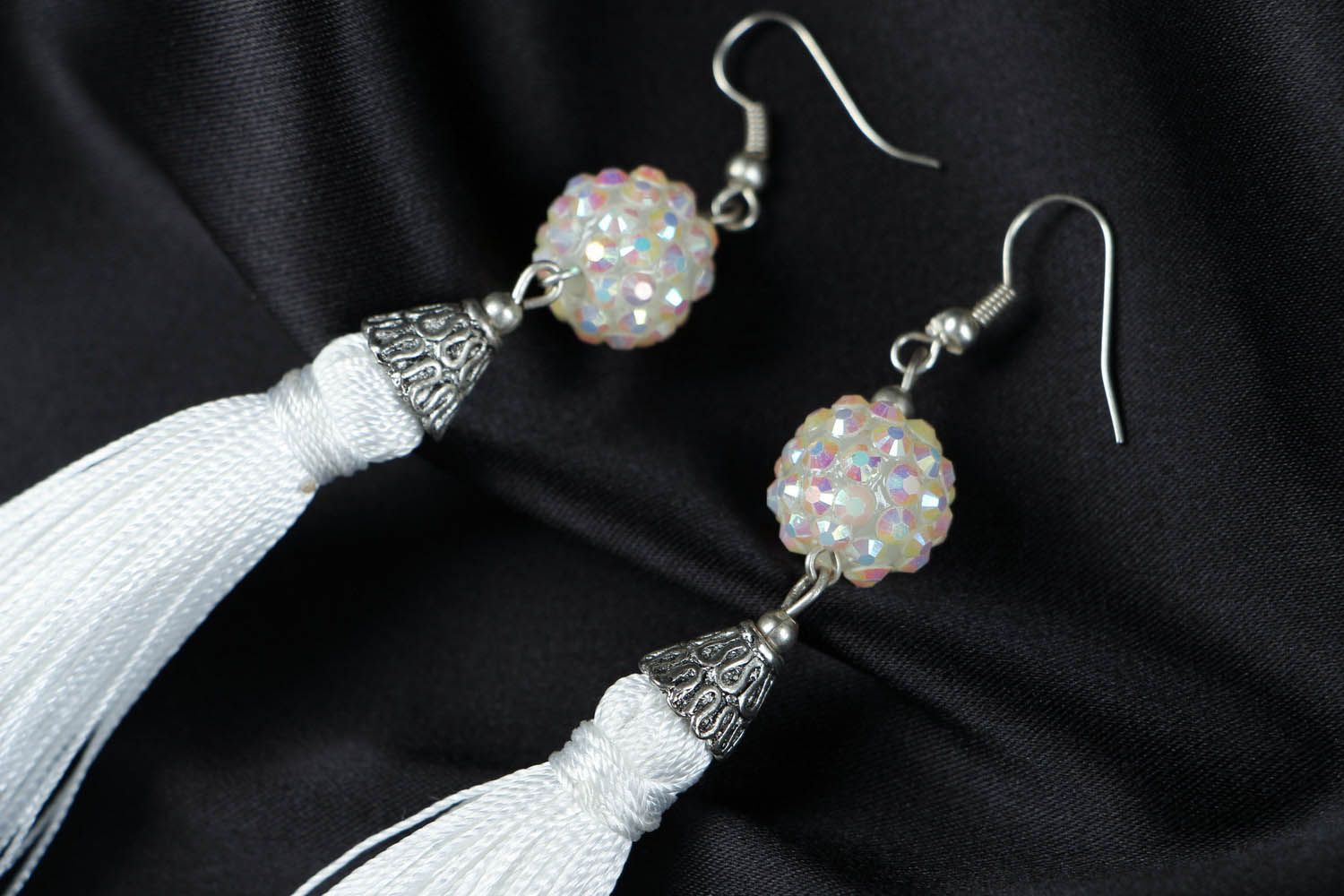 Boucles d'oreilles longues blanches en fils faites main photo 3