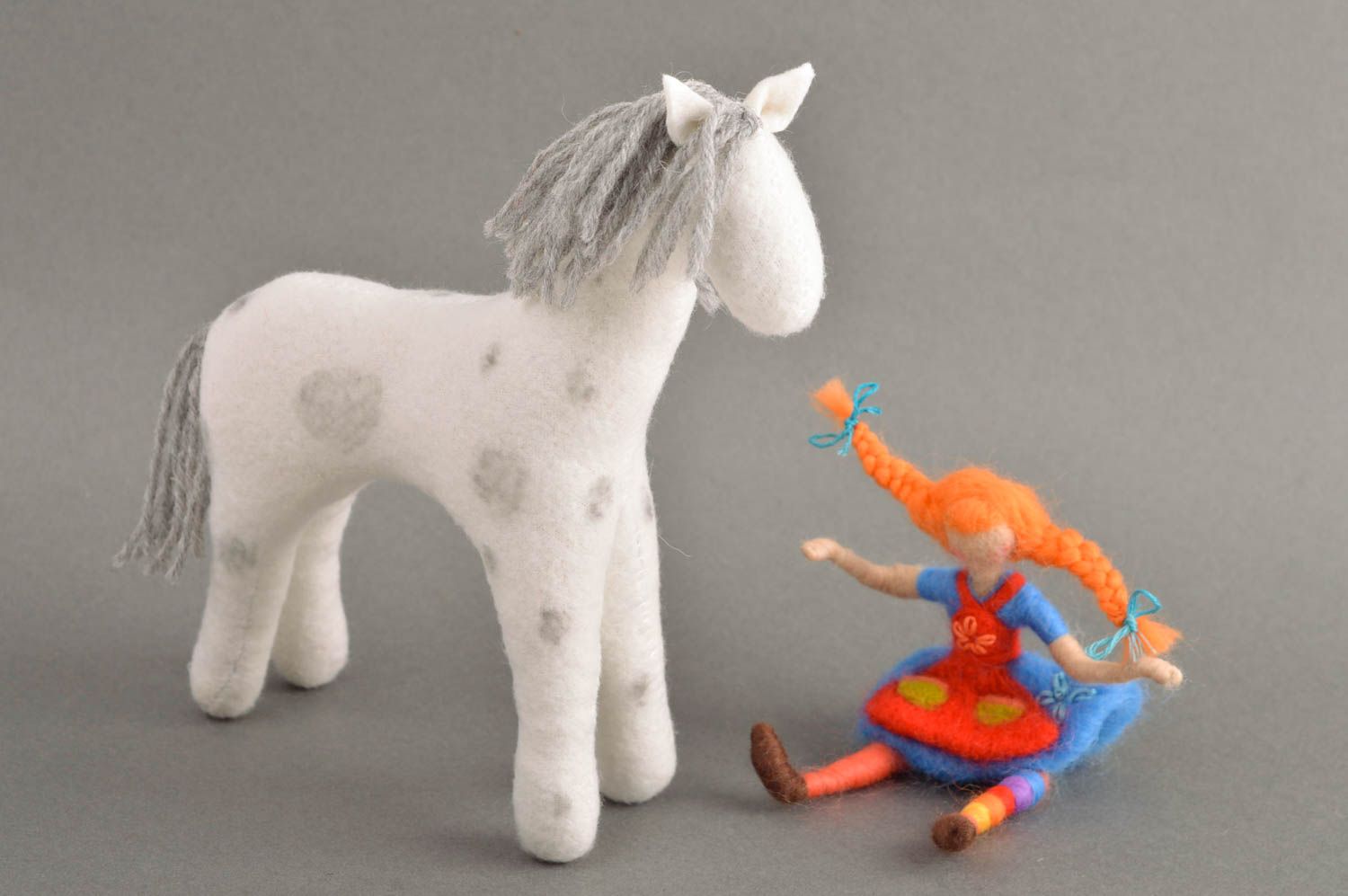 Poupée fille Peluche cheval faites main en laine feutrée Cadeau pour enfant photo 5