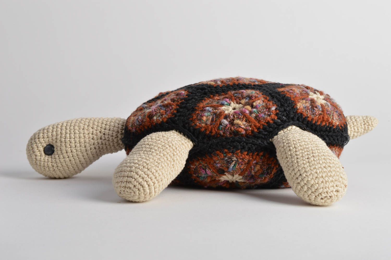 Мягкая оригинальная игрушка подушка для детей в виде черепахи вязаная крючком фото 5