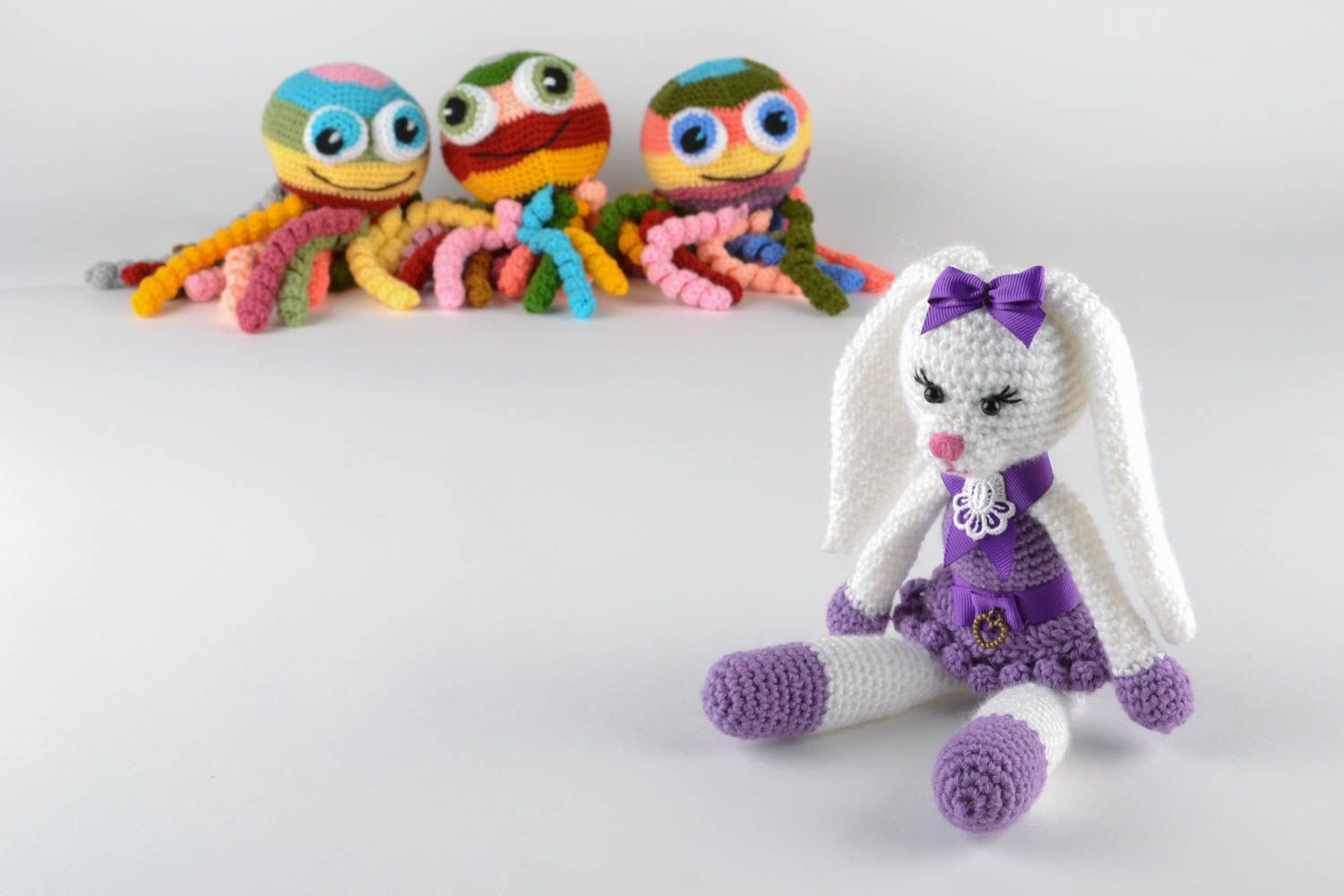 Мягкая вязаная игрушка Зайчиха в фиолетовом сарафане фото 1