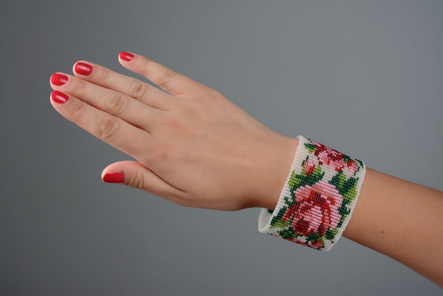 Armband mit Rosen aus böhmischen Glasperlen foto 4