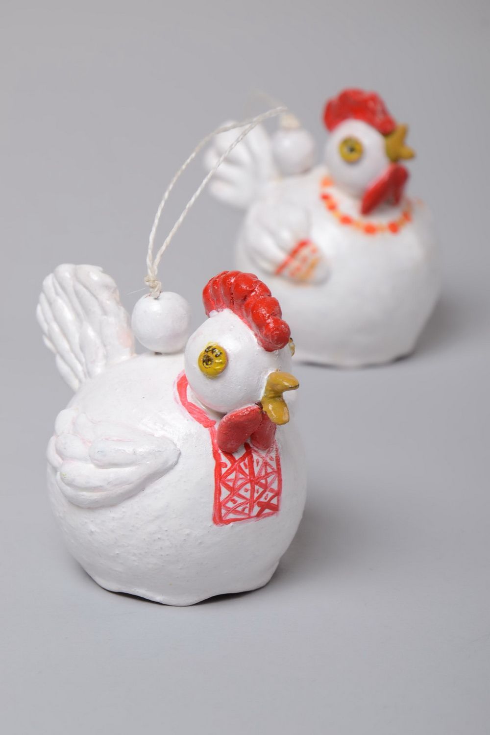 Handmade kleine Glöckchen Set Keramik Figuren Hühner aus Ton 2 Stück weiß foto 2